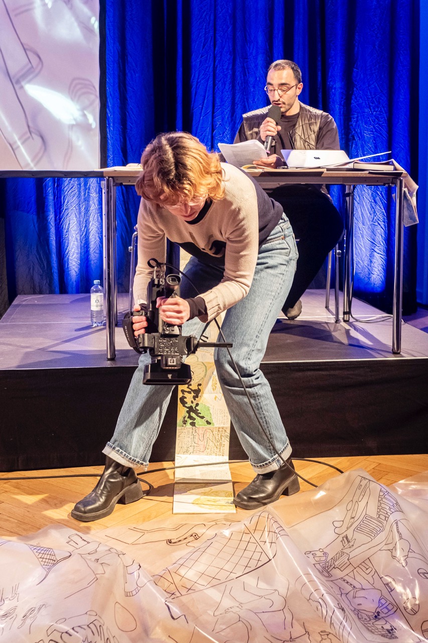 Impression des Comic-Festes „an|grenzen – Wort Bild Wort” am 26. April im Künstlerhaus Hannover<br/>Performance von Mazlum Nergiz und Leonie Ott