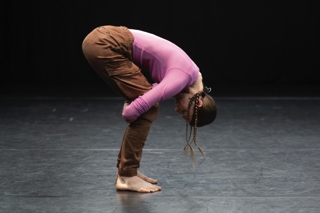 Impression der Produktion „Bodies in Rebellion” von Zufit Simon, auf dem Foto: Dorota Michalak