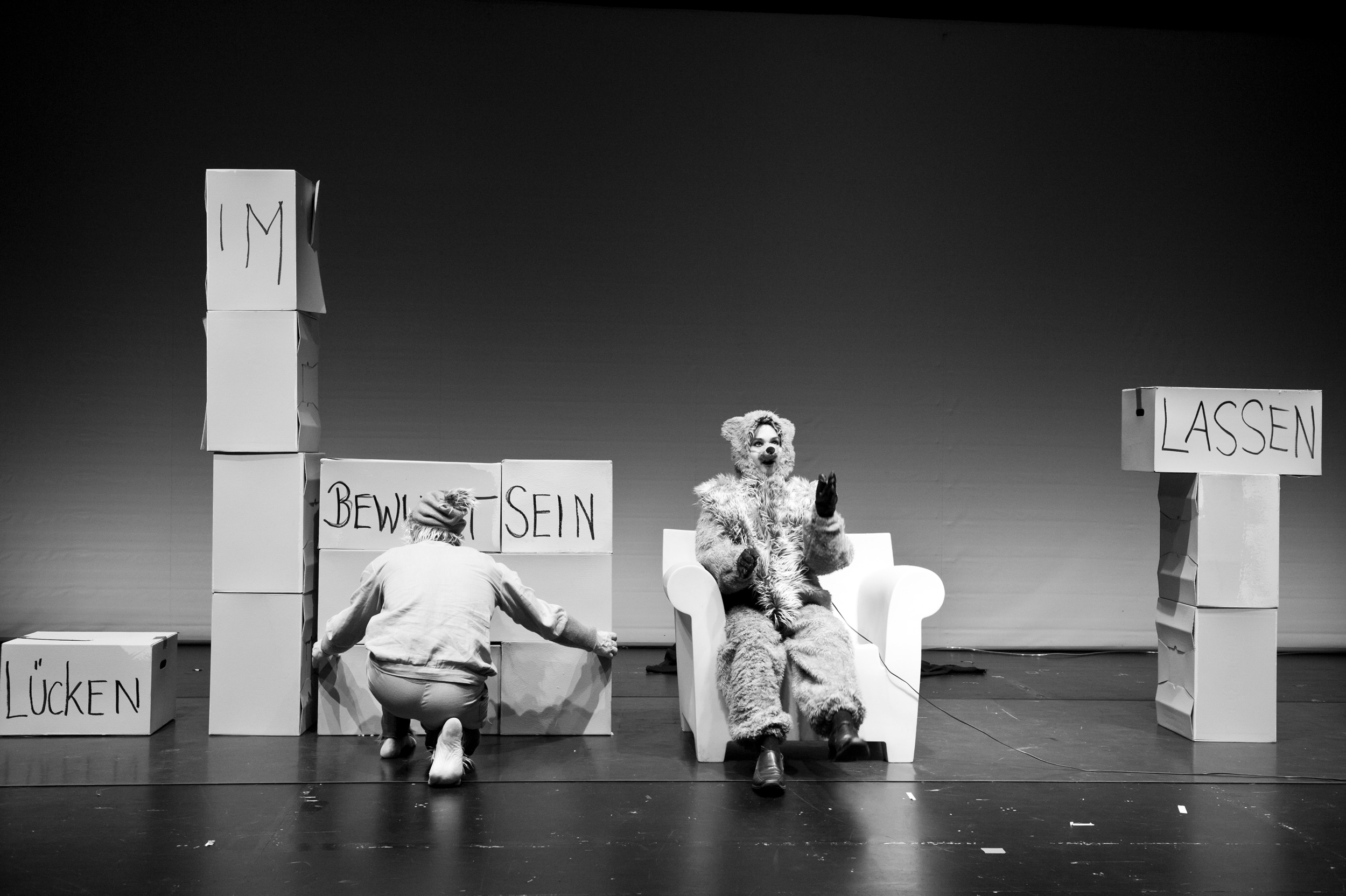 Premiere des Musiktheaters „Schattenhaft” der Kompositionsklasse für Kinder und Jugendliche Winsen 2015 im Ballhof des Staatstheater Hannover