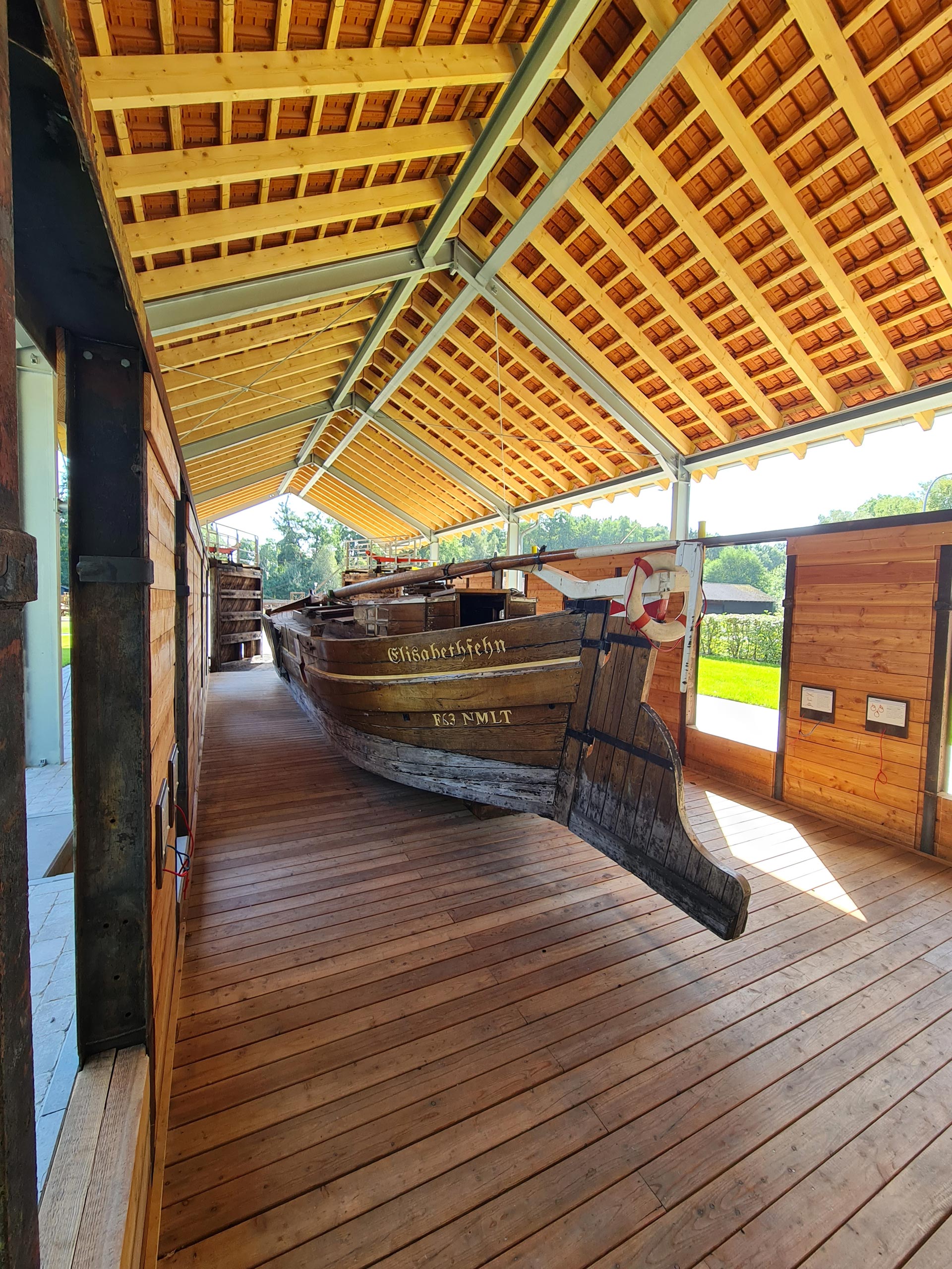 Das Muttschiff Johanna im Schleusennachbau im Moor- und Fehnmuseum Elisabethfehn