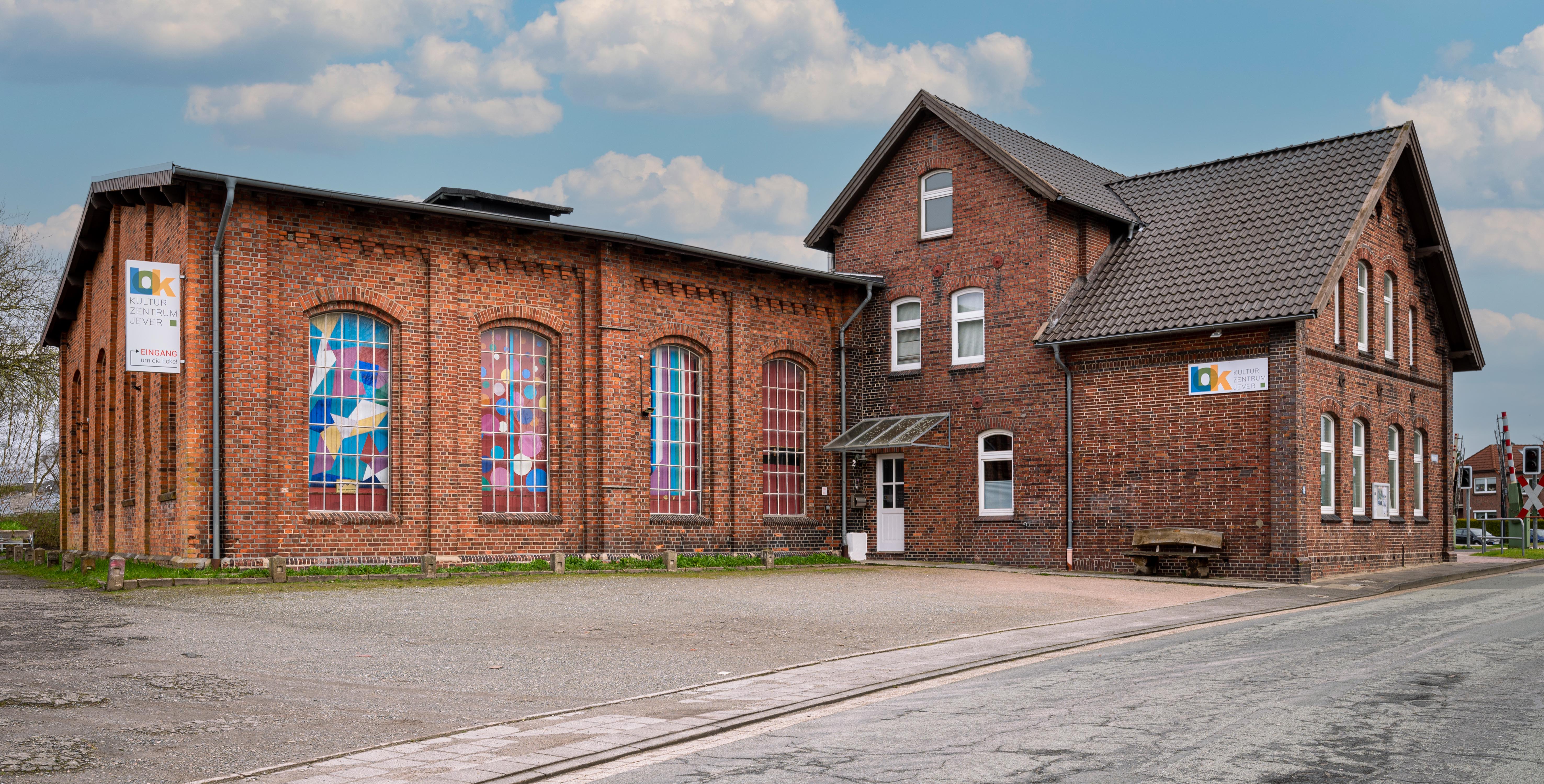 Aussenansicht des LOK Kulturzentrum sin Jever, einem alten Backstein-Lokschuppen