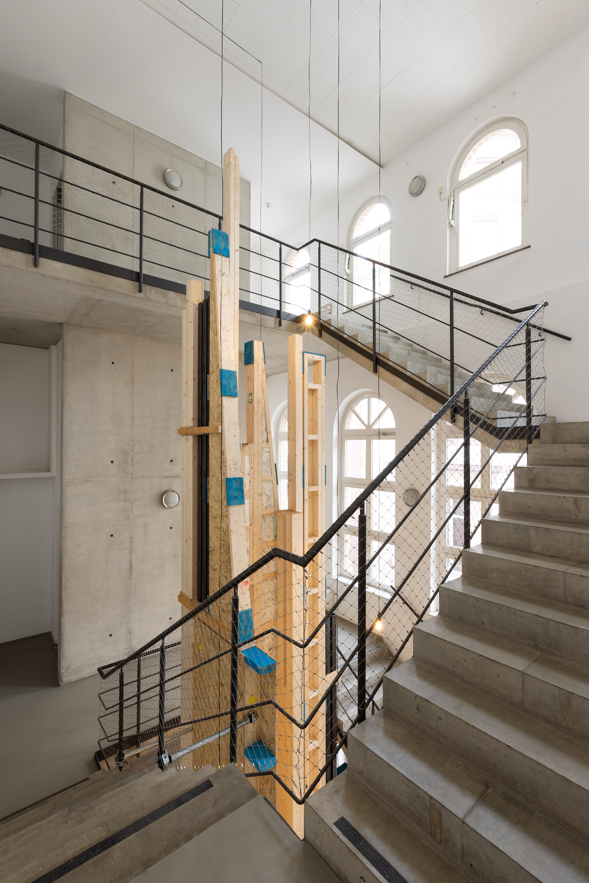 Installationsansicht István Csákány, Haus ohne Adresse / House Without Address, Treppenhaus im Ostflügel des Künstlerhauses Hannover, 2024