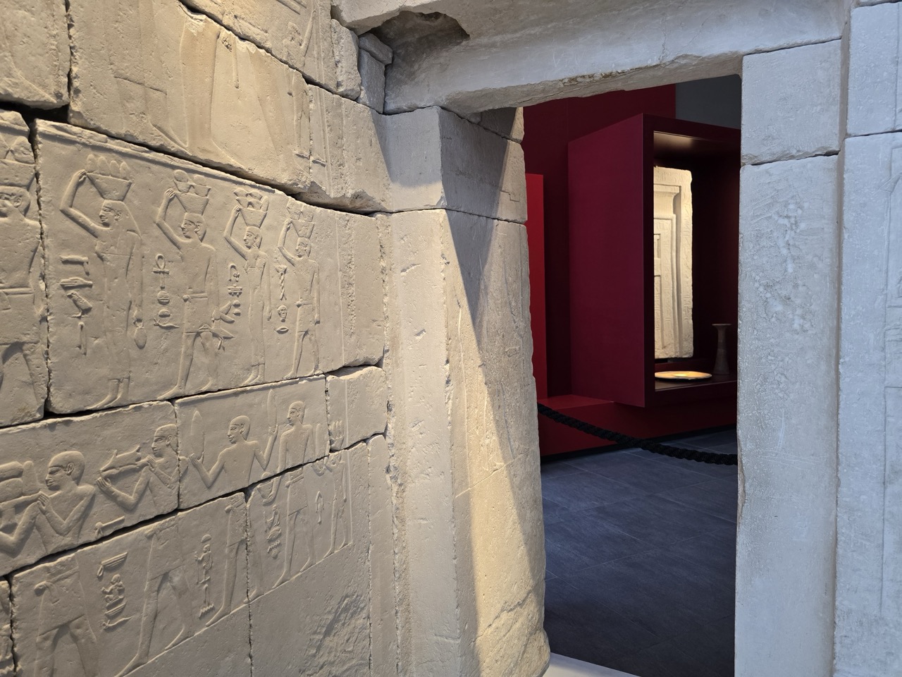 Blick in die Themenwelt „Welt aus Stein" der neue Ägypten-Dauerausstellung des Roemer- und Pelizaeus-Museums in Hildesheim