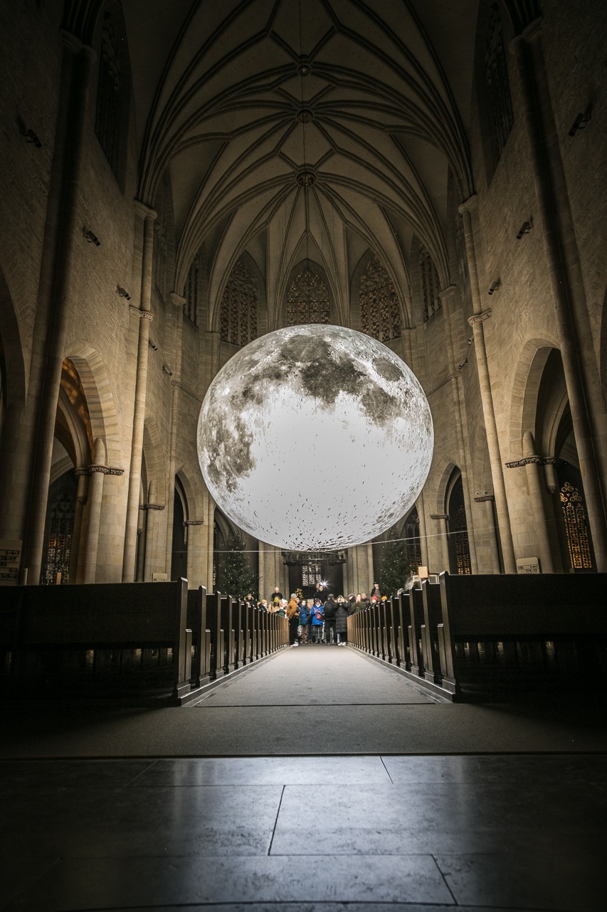 Impression der EVI Lichtungen 2024: Museum of the Moon von Luke Jerram in der St. Andreas Kirche 