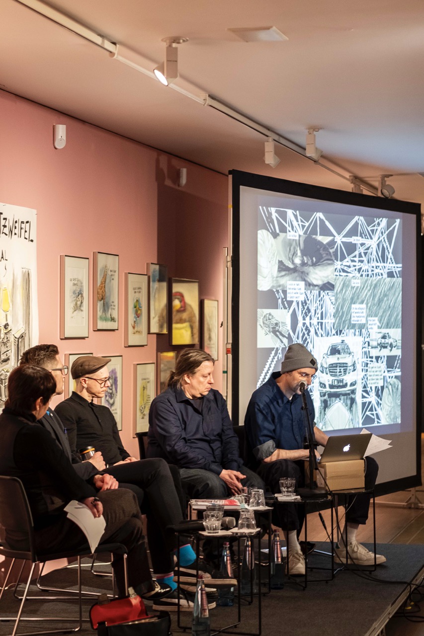 Impression der Podiumsdiskussion „Das Individuum, der Widerstand, die Gesellschaft und ihre Fiktion” am 6. April 2025 im Museum Wilhelm Busch.<br/>Die Comic-Künstler Joris Bas Backer und Oliver Grajewski diskutierten mit dem Journalisten Markus Pfalzgraf und dem Kunsthistoriker Jens Meinrenken über ihre Zeichnungen im Kontext der gesellschaftlichen Entwicklungen. Moderation: Katinka Kornacker (COMIX Hannover).