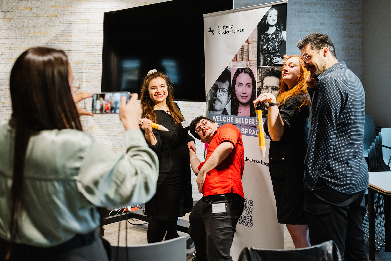 Impressionen SchreibZeit-Festival an|grenzen im April 2023 in Göttingen. Die vier Stipendiat*innen Schreibzeit 2023 „Lyrik im digitalen Zeitalter”: Inana Othman, Giorgio Ferretti, Katia Sophia Ditzler und Ozan Zakariya Keskinkiliç 