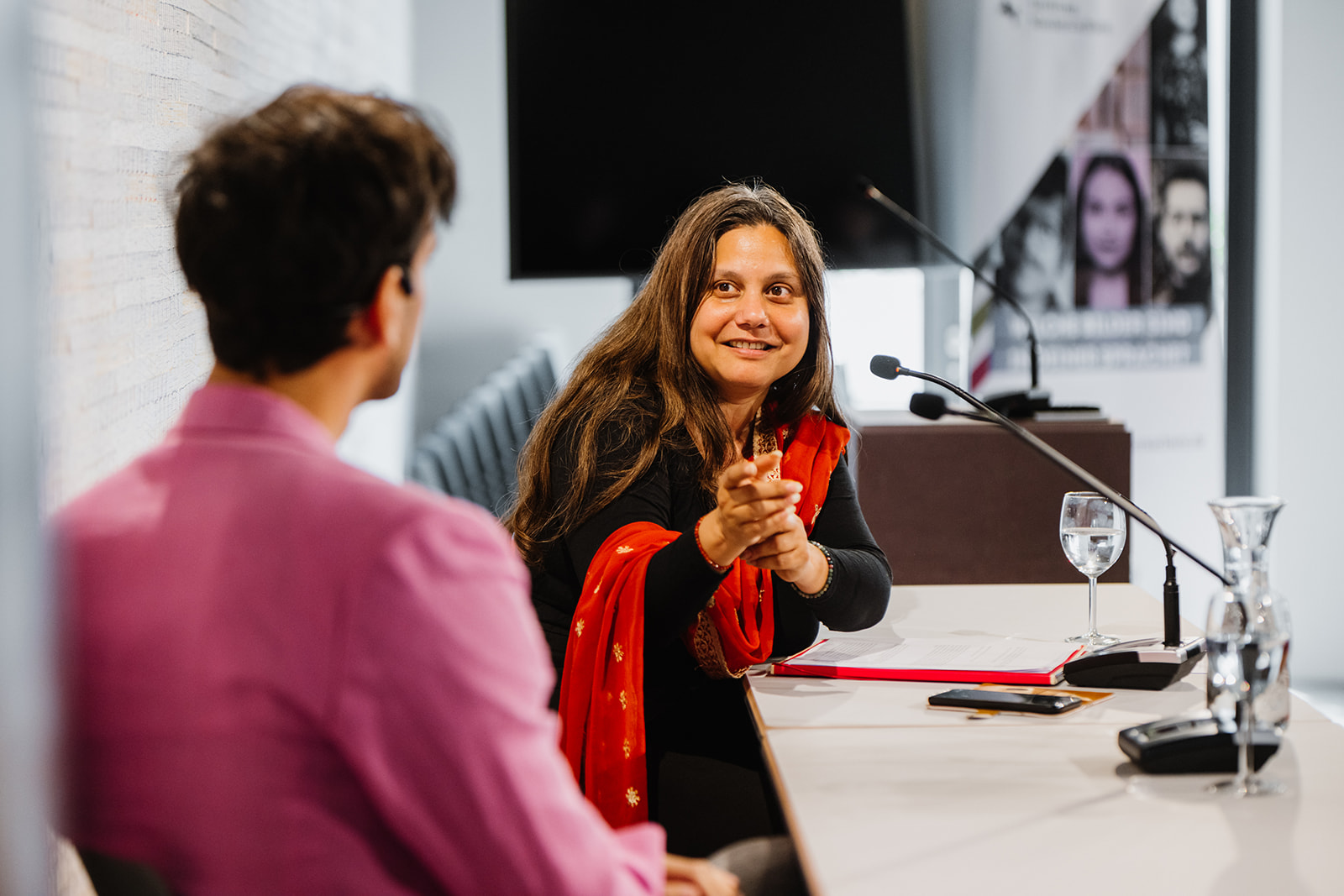 Impressionen SchreibZeit-Festival an|grenzen im April 2023 in Göttingen Im Gespräch: Krisha Kops mit Mithu Sanyal 