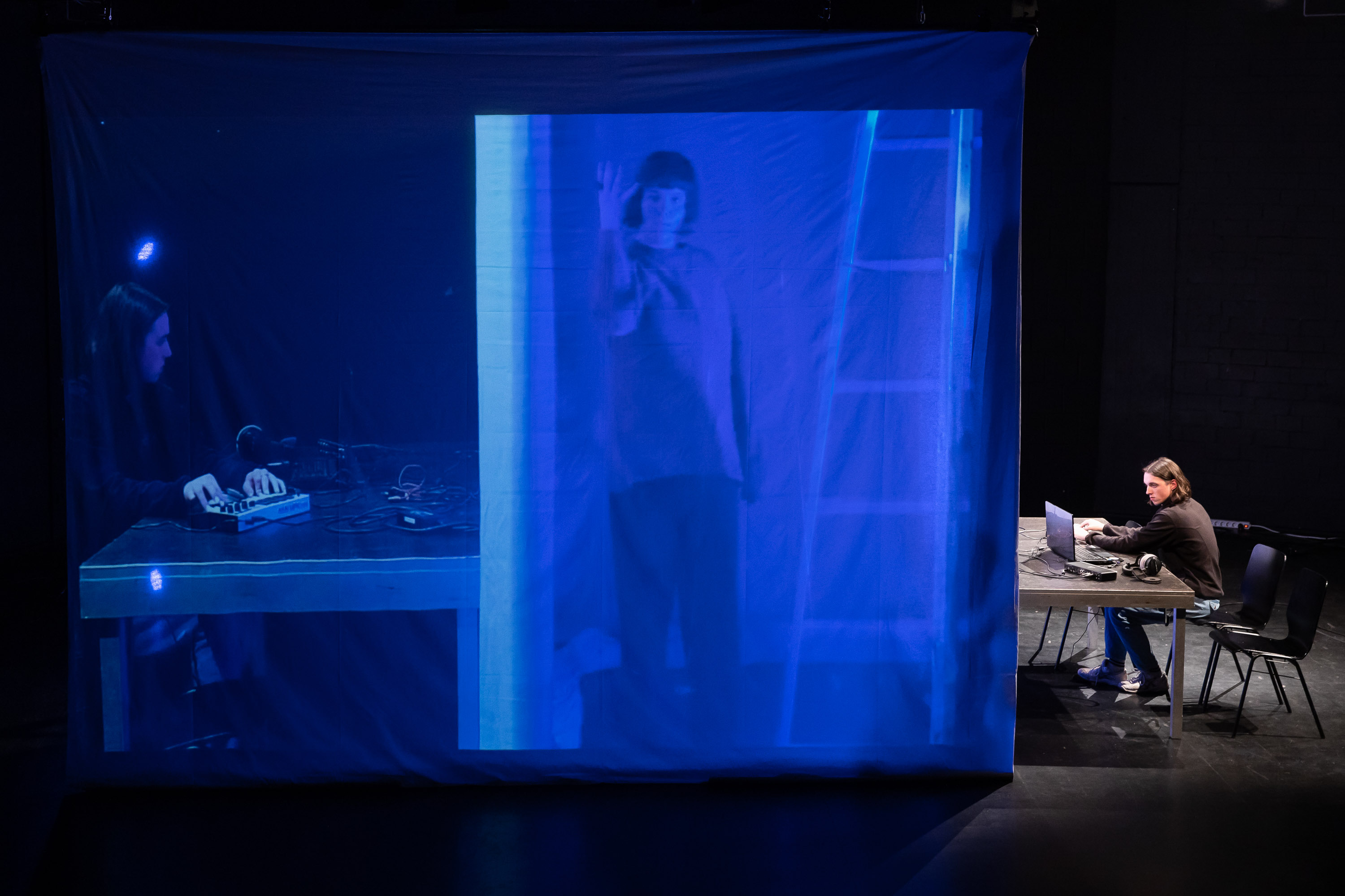 Impressionen von der Produktion "Anfangsatmo" der Gruppe II-5-1, ein Stück in einem digitalen Theaterformat