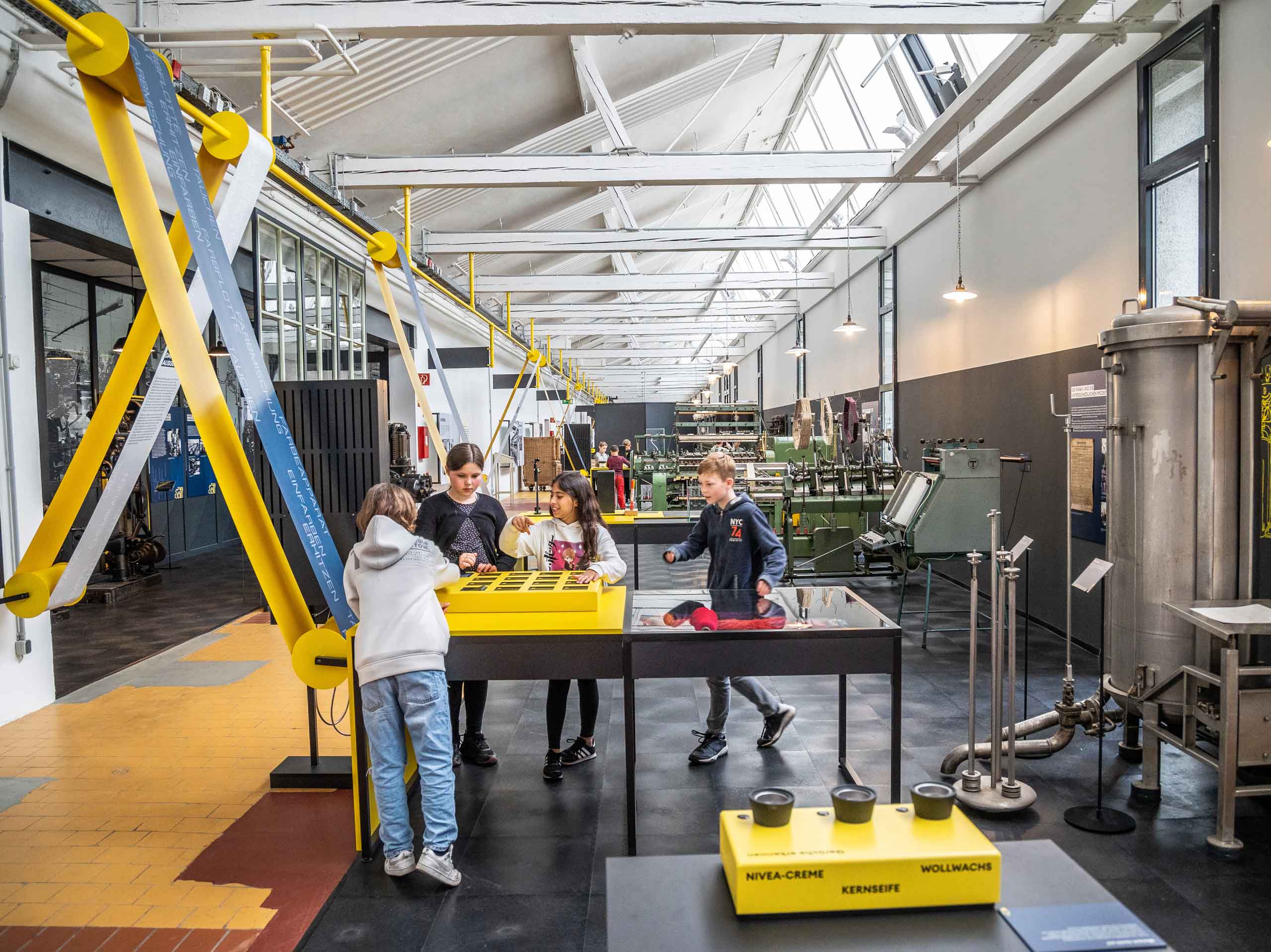 Kinder entdecken die Dauerausstellung im Fabrikmuseum Delmenhorst