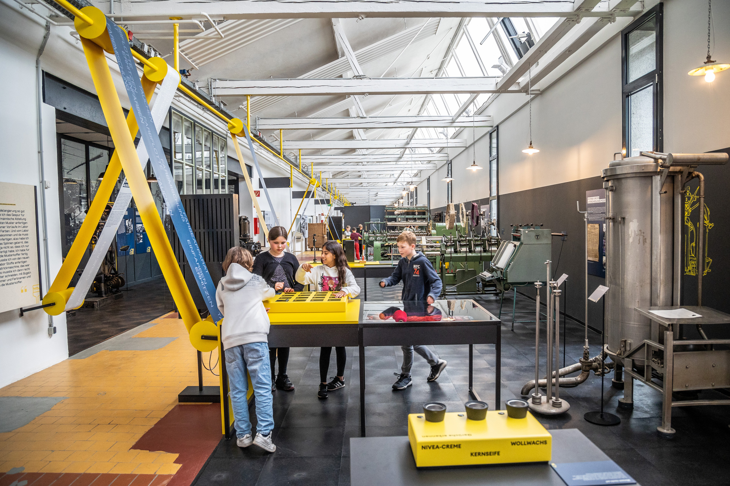 Kinder entdecen die Dauerausstellung im Fabrikmuseum Delmenhorst