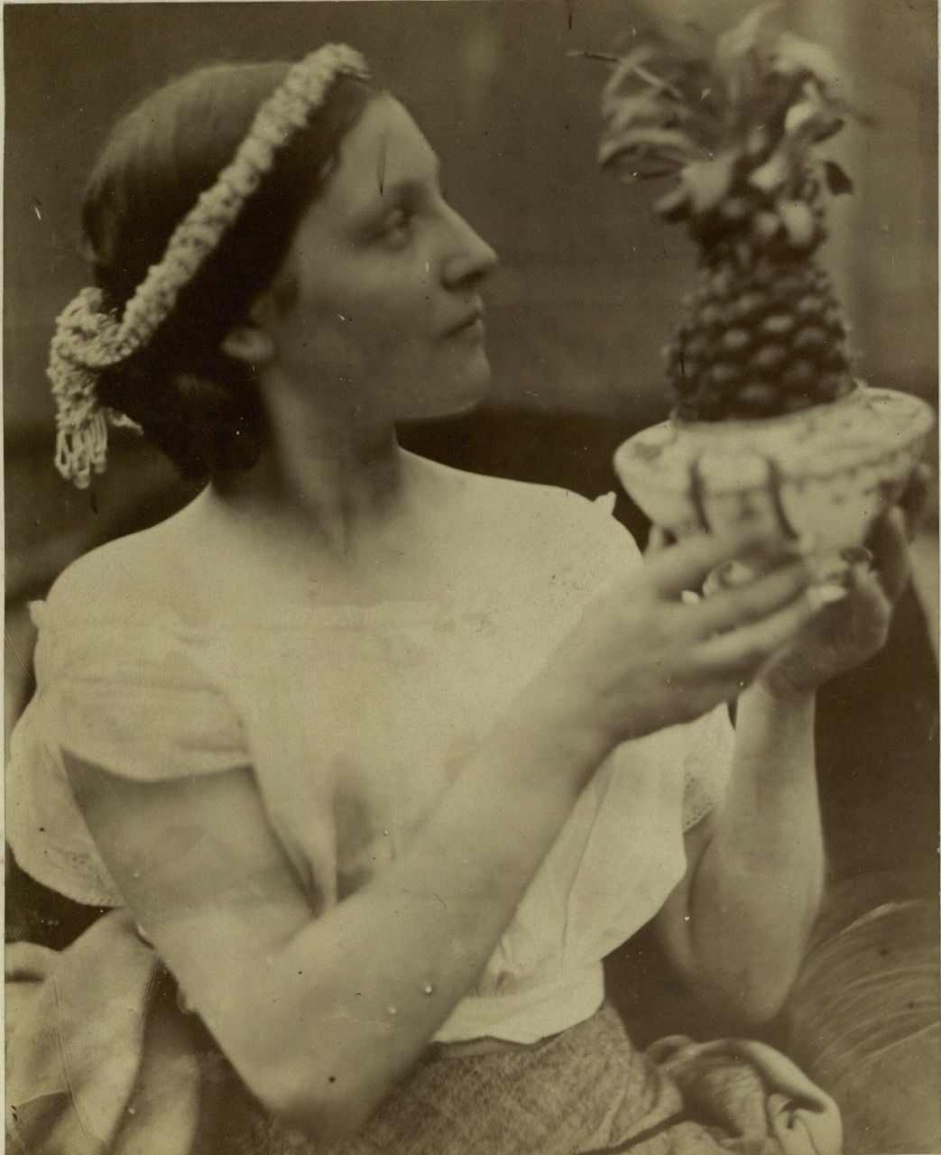 Julia Margaret Cameron, Junge Frau mit Ananas, um 1867, Kalotypie, 19 x 23,5 cm