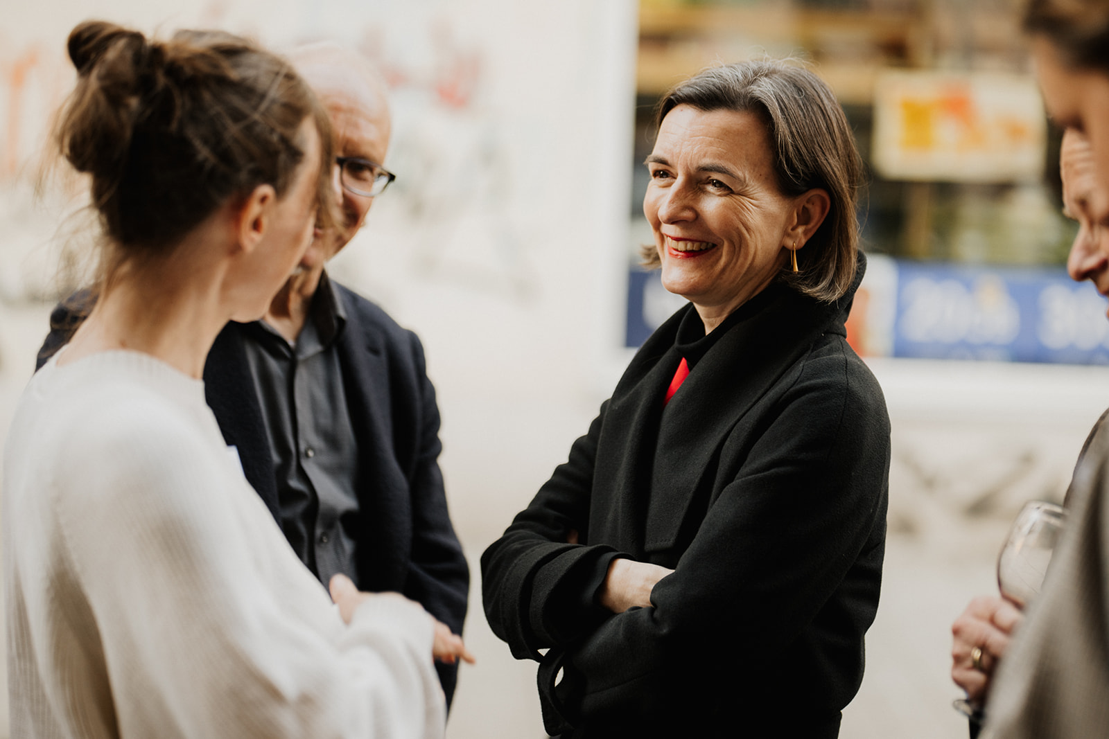 Impressionen SchreibZeit-Festival an|grenzen im April 2023 in Göttingen Die Generalsekretärin der Stiftung Niedersachsen, Lavinia Francke, unterhält sich bei der Eröffnung mit Teilnehmer*innen.