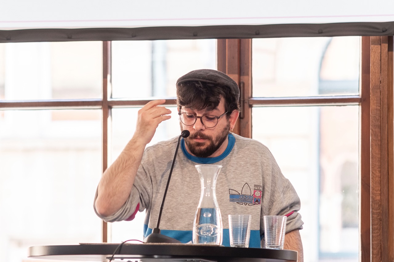 Impression des Comic-Festes „an|grenzen – Wort Bild Wort” am 26. April im Künstlerhaus Hannover<br/>Giorgio Ferretti liest zu Zeichnung von Joris Bas Backer, Katia Fouquet, E.S. Glenn und Oliver Grajewski