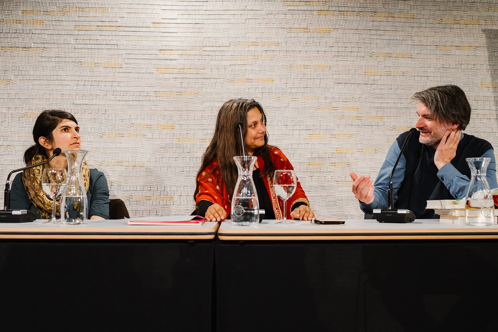 Impressionen SchreibZeit-Festival an|grenzen im April 2023 in Göttingen Lesungen und Gespräche mit Saša Stanišić und Shida Bazyar moderiert von Mithu Sanyal 