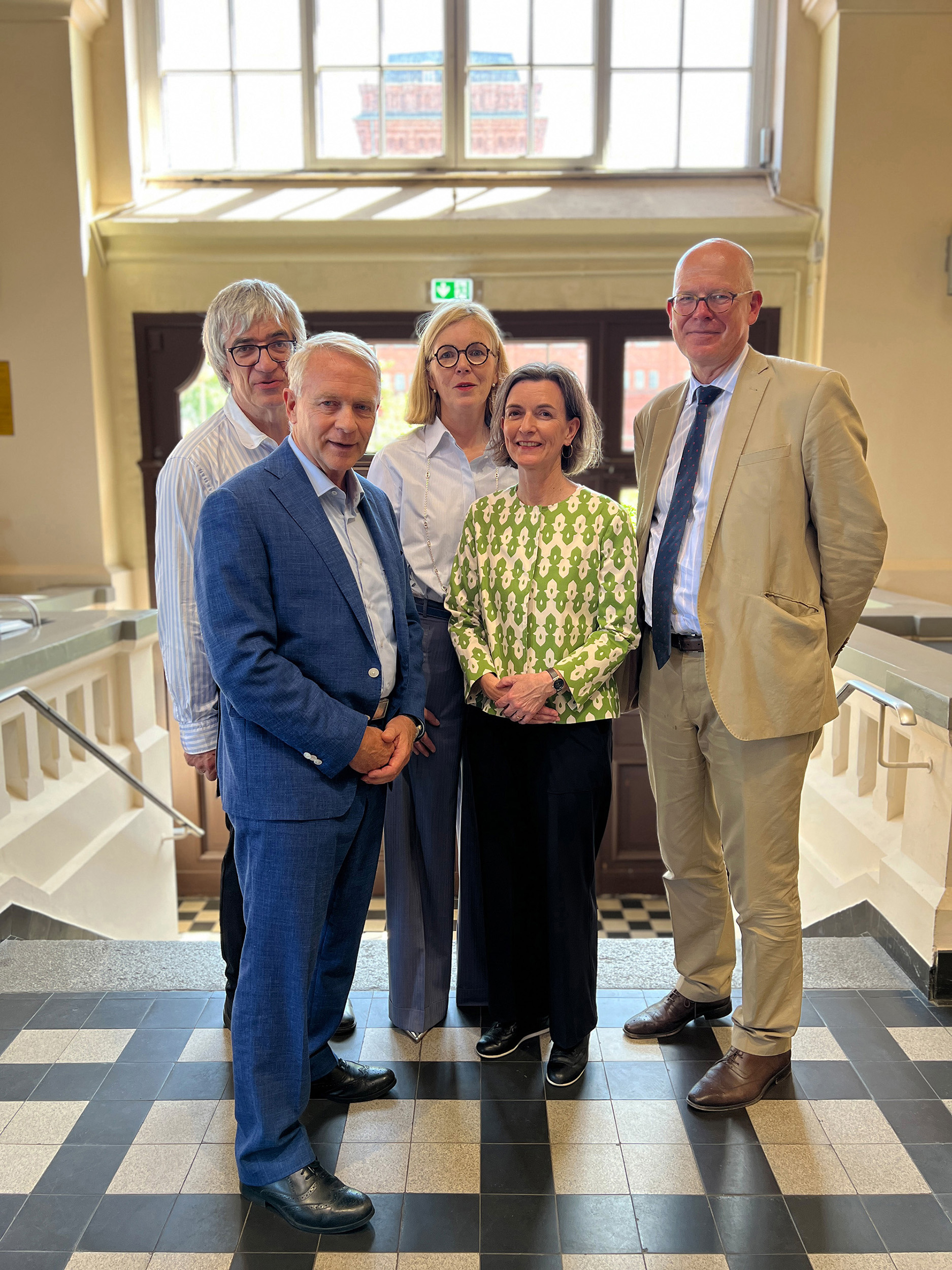 Verwaltungsrat mit dem alten Schatzmeister, Jörg Waskönig, und der neuen Schatzmeisterin, Kerstin Berghoff-Ising sowie der Generalsekretärin der Stiftung, Lavinia Francke<br/>v.l.n.r. Prof. Dr. Metin Tolan, Jörg Waskönig, Kerstin Berghoff-Ising, Lavinia Francke und Dr. Immo Querner
