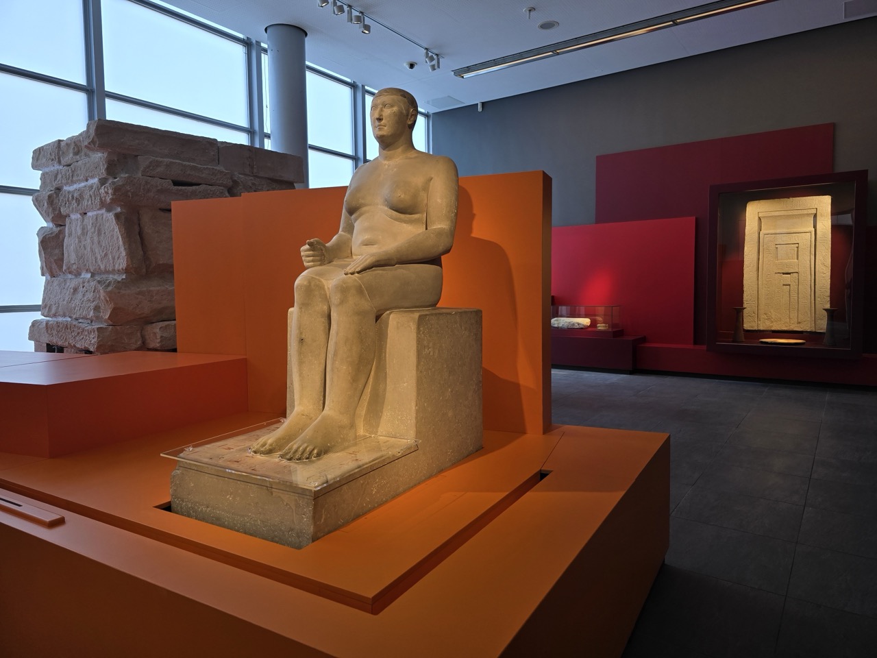 Blick in die Themenwelt „Welt aus Stein" der neue Ägypten-Dauerausstellung des Roemer- und Pelizaeus-Museums in Hildesheim