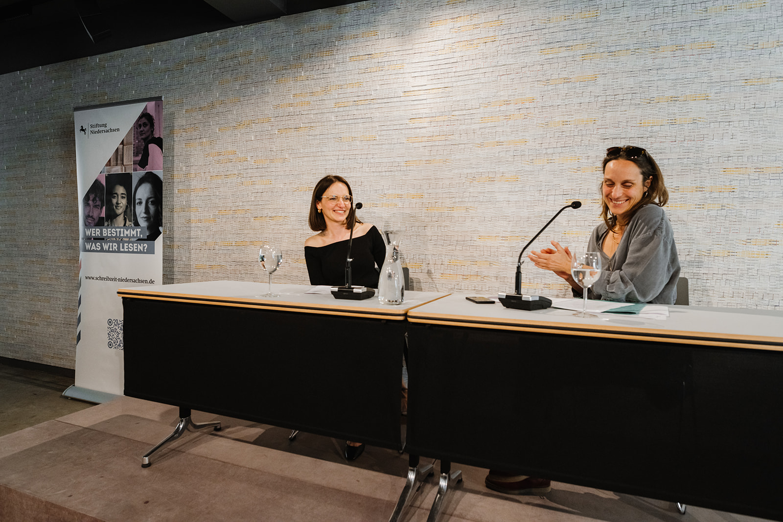 Impressionen SchreibZeit-Festival an|grenzen im April 2023 in Göttingen Im Gespräch: Jehona Kicaj mit Katharina Teutsch 