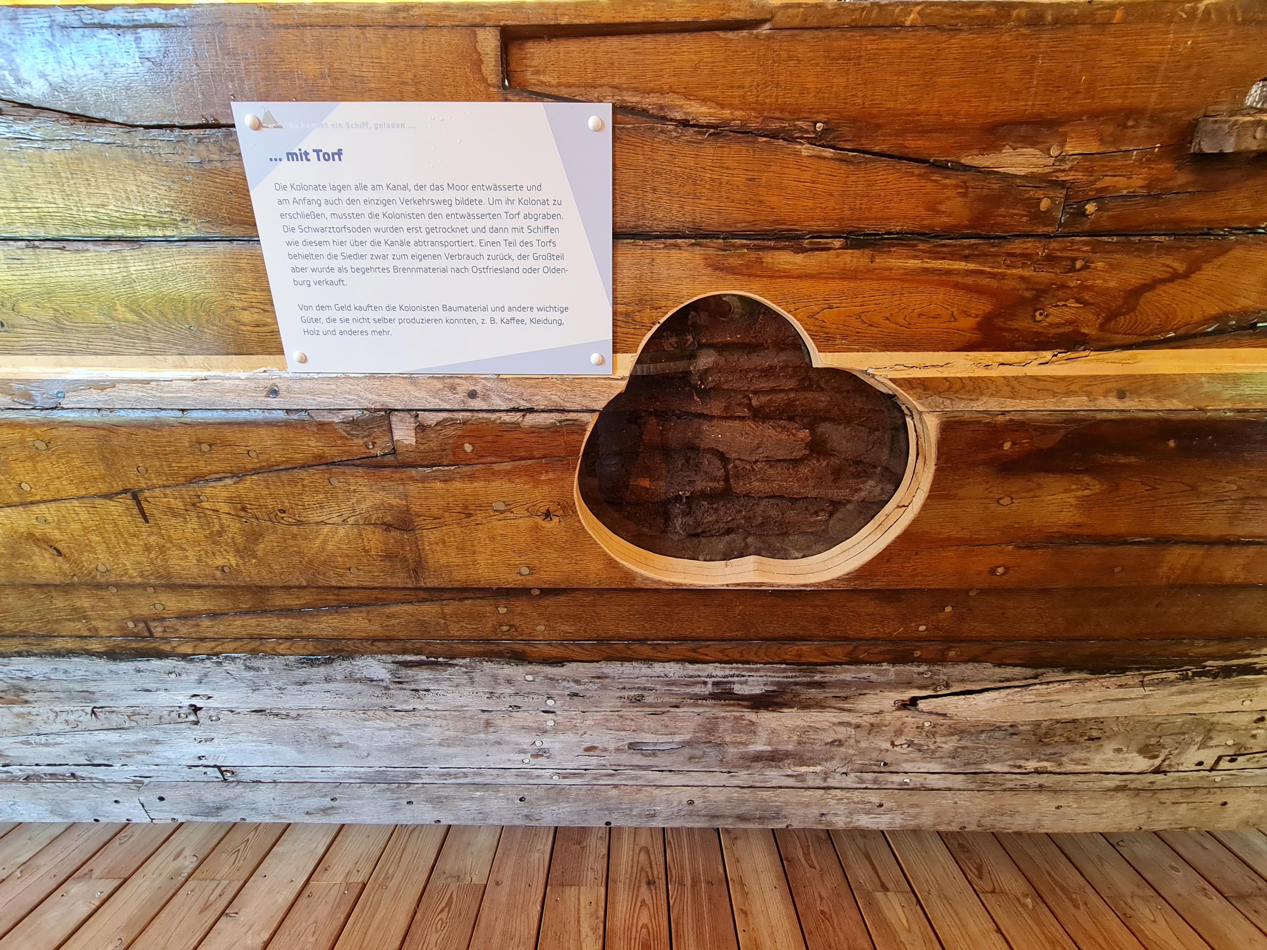Gucklöcher gewähren Einblick in die Ladung des Ausstellungsschiffs Johanna – hier Torf