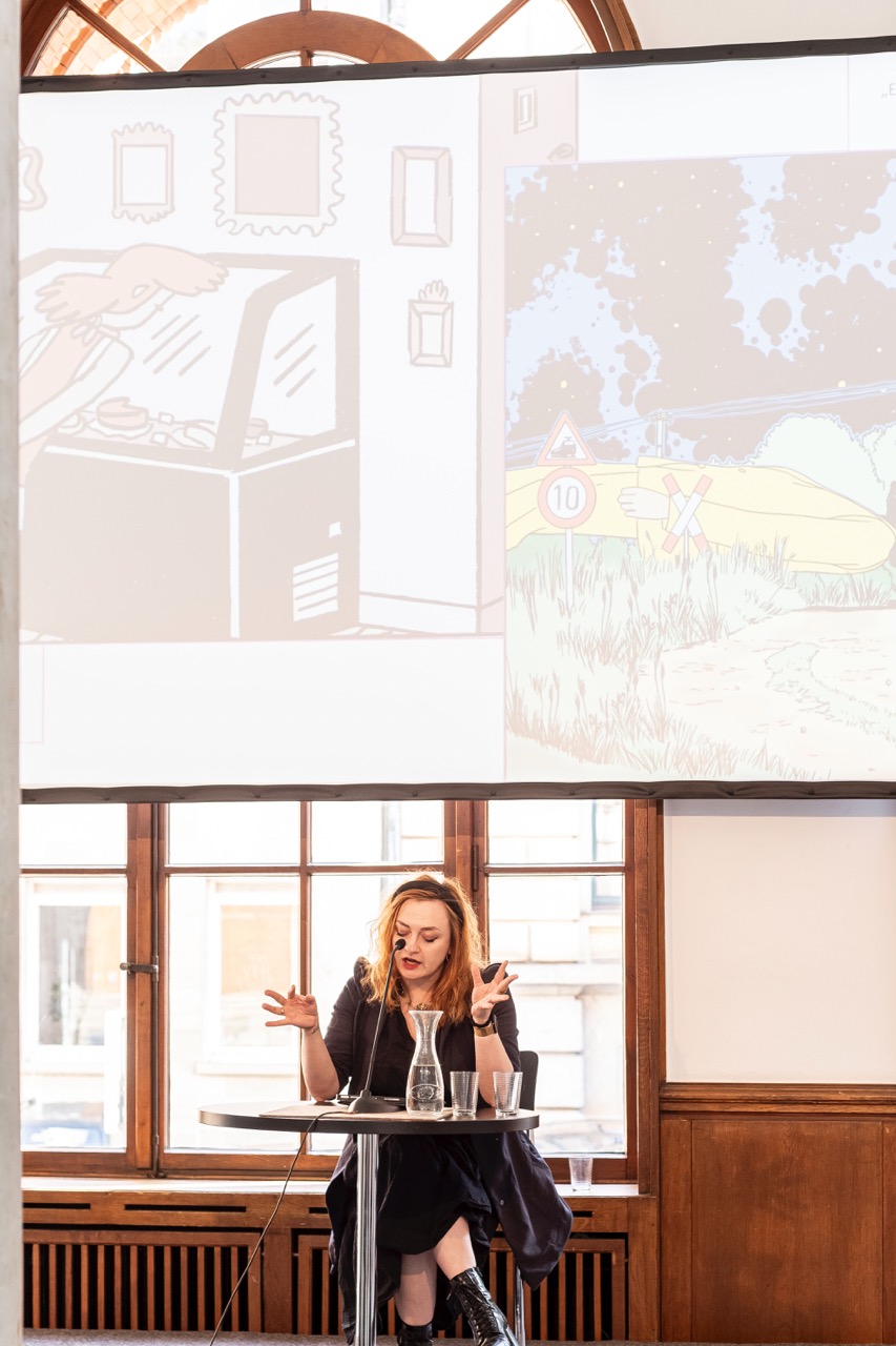 Impression des Comic-Festes „an|grenzen – Wort Bild Wort” am 26. April im Künstlerhaus Hannover<br/>Katia Sophia Ditzler liest zu Zeichnungen von Joris Bas Backer, Katia Fouquet, Oliver Grajewski und E.S. Glenn