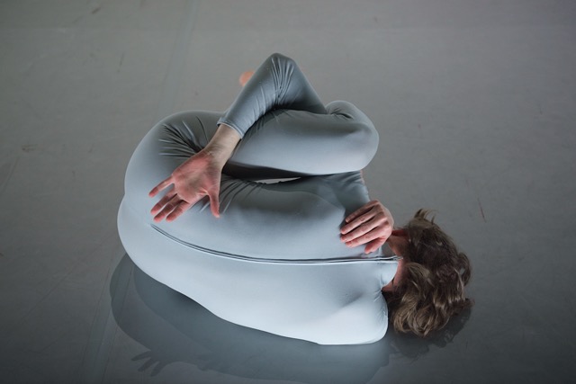 Impression der Produktion „Passable” von und mit Zufit Simon