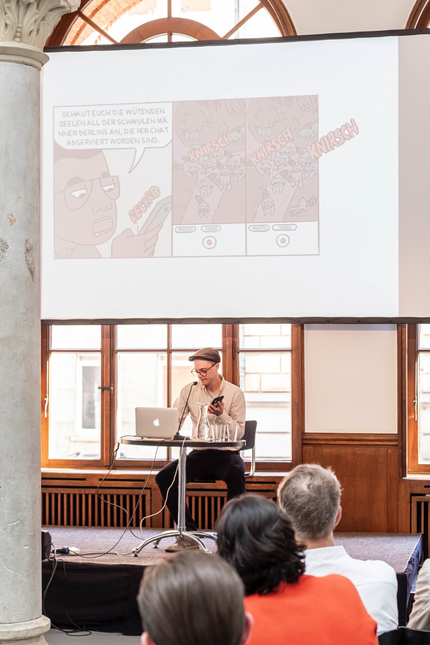 Impression des Comic-Festes „an|grenzen – Wort Bild Wort” am 26. April im Künstlerhaus Hannover<br/>Joris Bas Backer liest aus seinem aktuellen Buchprojekt „Falsch gestorben”
