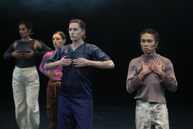 Impression der Produktion „Bodies in Rebellion” von Zufit Simon, auf dem Foto von li nach re: Sunayana Shetty, Dorota Michalak, Zufit Simon, Cary Shiu