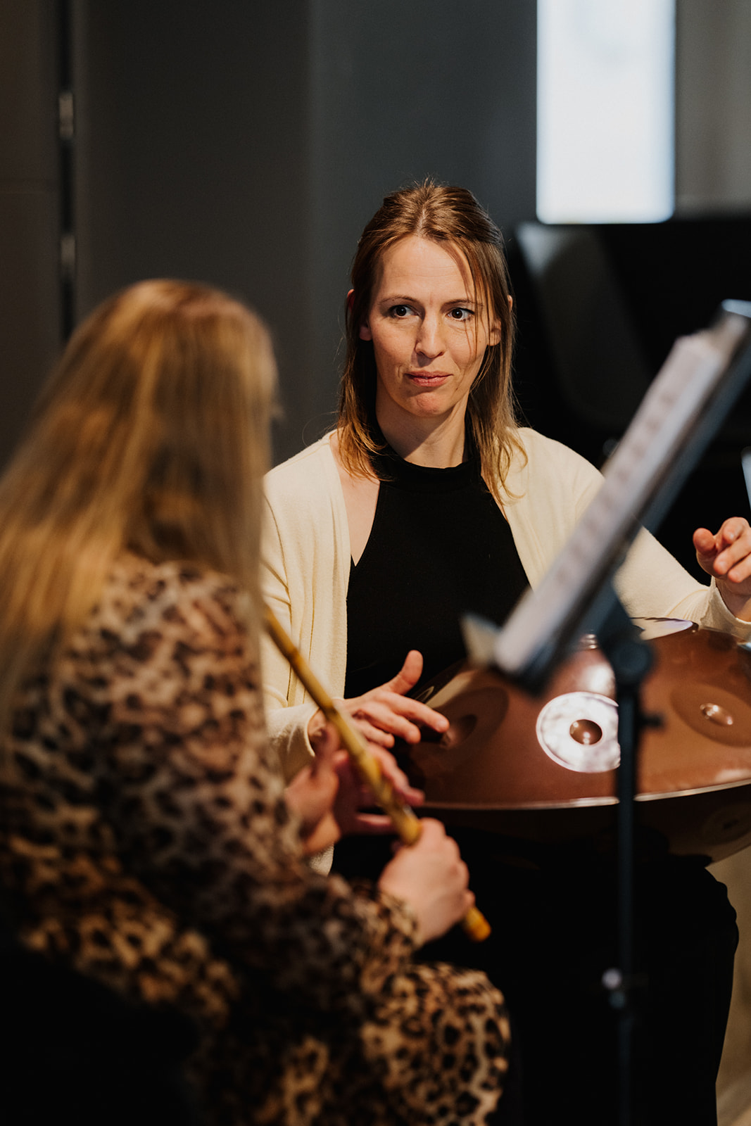 Impressionen SchreibZeit-Festival an|grenzen im April 2023 in Göttingen. Musik von Luisa Al Kear (Ney) und Lisann Weber (Handpan)