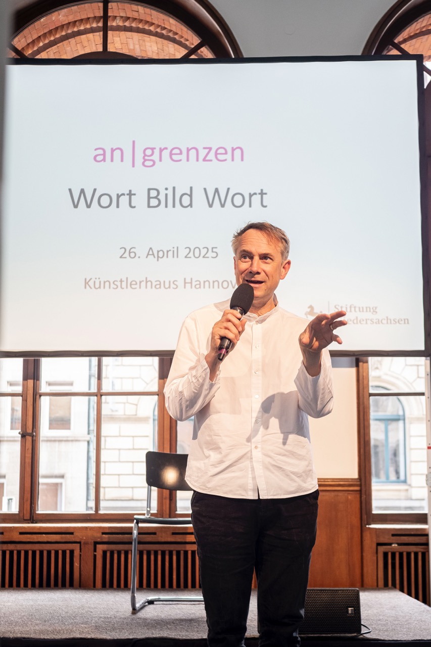 Impression des Comic-Festes „an|grenzen – Wort Bild Wort” am 26. April im Künstlerhaus Hannover<br/>Jo Lendle begrüßt zum Comic-Fest im Künstlerhaus Hannover
