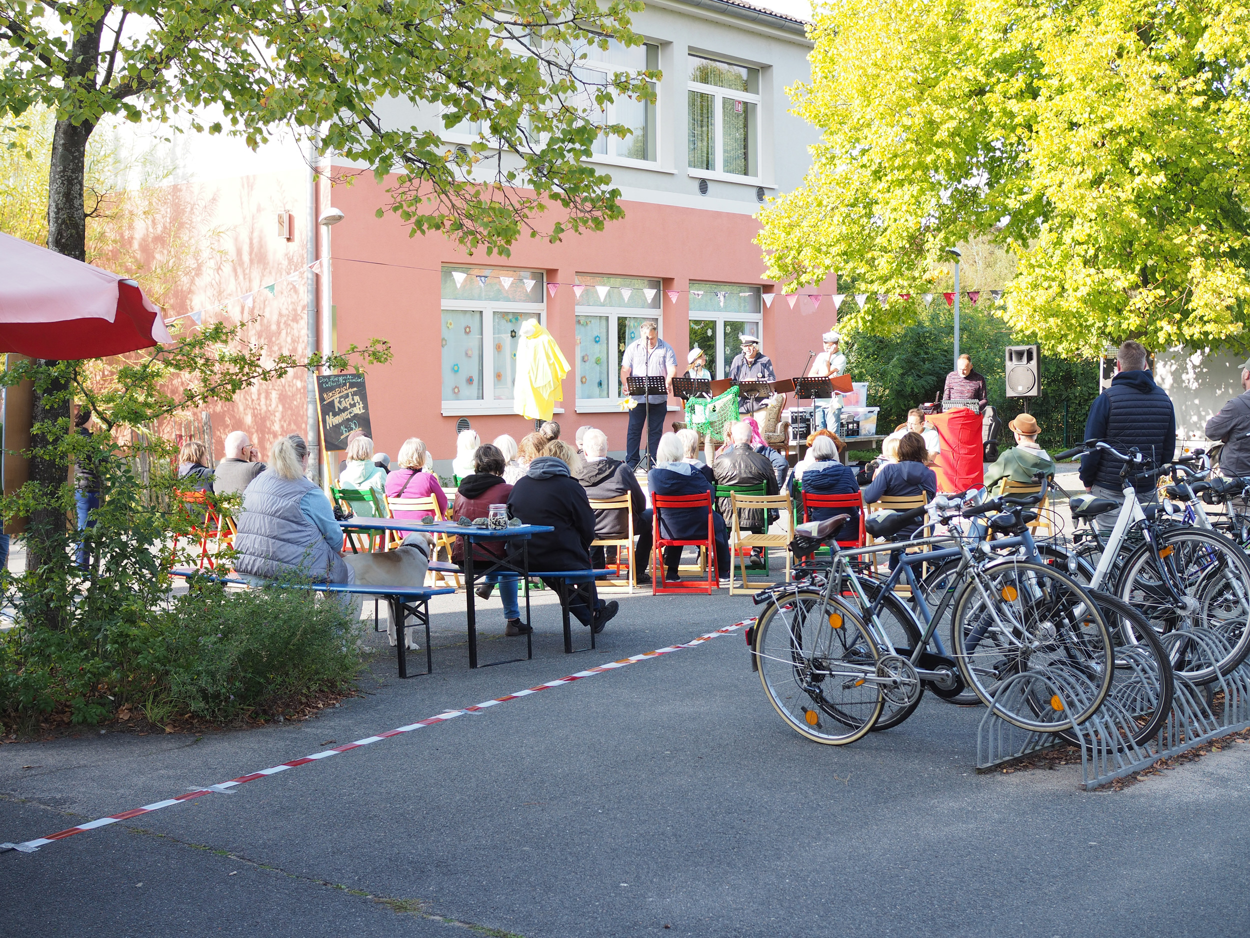 Vital Village: Projekt Das fliegende Kultursofa der Gemeinde Wurster Nordseeküste, hier mit dem Sommerfest des Vereins Neue Pfade für nachhaltiges Lebens und dem Studio Schwarzer Fisch