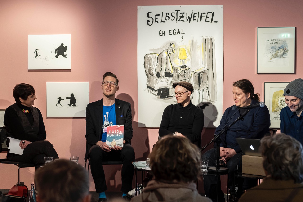 Impression der Podiumsdiskussion „Das Individuum, der Widerstand, die Gesellschaft und ihre Fiktion” am 6. April 2025 im Museum Wilhelm Busch.<br/>Die Comic-Künstler Joris Bas Backer und Oliver Grajewski diskutierten mit dem Journalisten Markus Pfalzgraf und dem Kunsthistoriker Jens Meinrenken über ihre Zeichnungen im Kontext der gesellschaftlichen Entwicklungen. Moderation: Katinka Kornacker (COMIX Hannover).