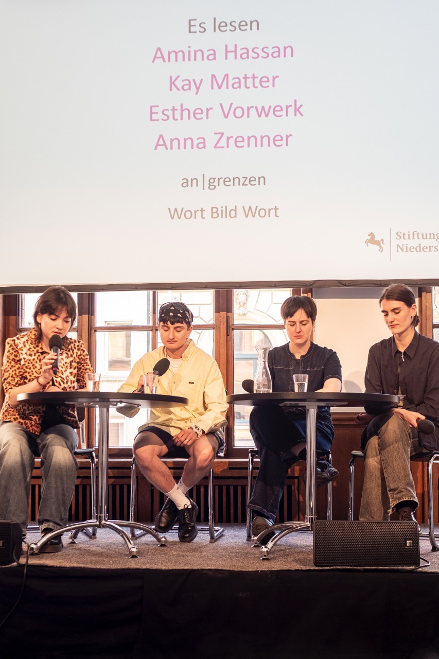 Impression des Comic-Festes „an|grenzen – Wort Bild Wort” am 26. April im Künstlerhaus Hannover<br/>Lesung der neuen SchreibZeit-Stipendiat*innen 2025 „Szenisches Schreiben”: Amina Hassan, Kay Matter, Esther Vorwerk und Anna Zrenner.