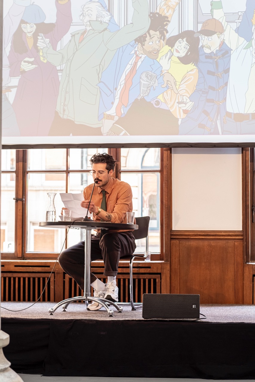 Impression des Comic-Festes „an|grenzen – Wort Bild Wort” am 26. April im Künstlerhaus Hannover<br/>Ozan Zakariya Keskinkılıç liest zu einer Zeichnung von E.S. Glenn.