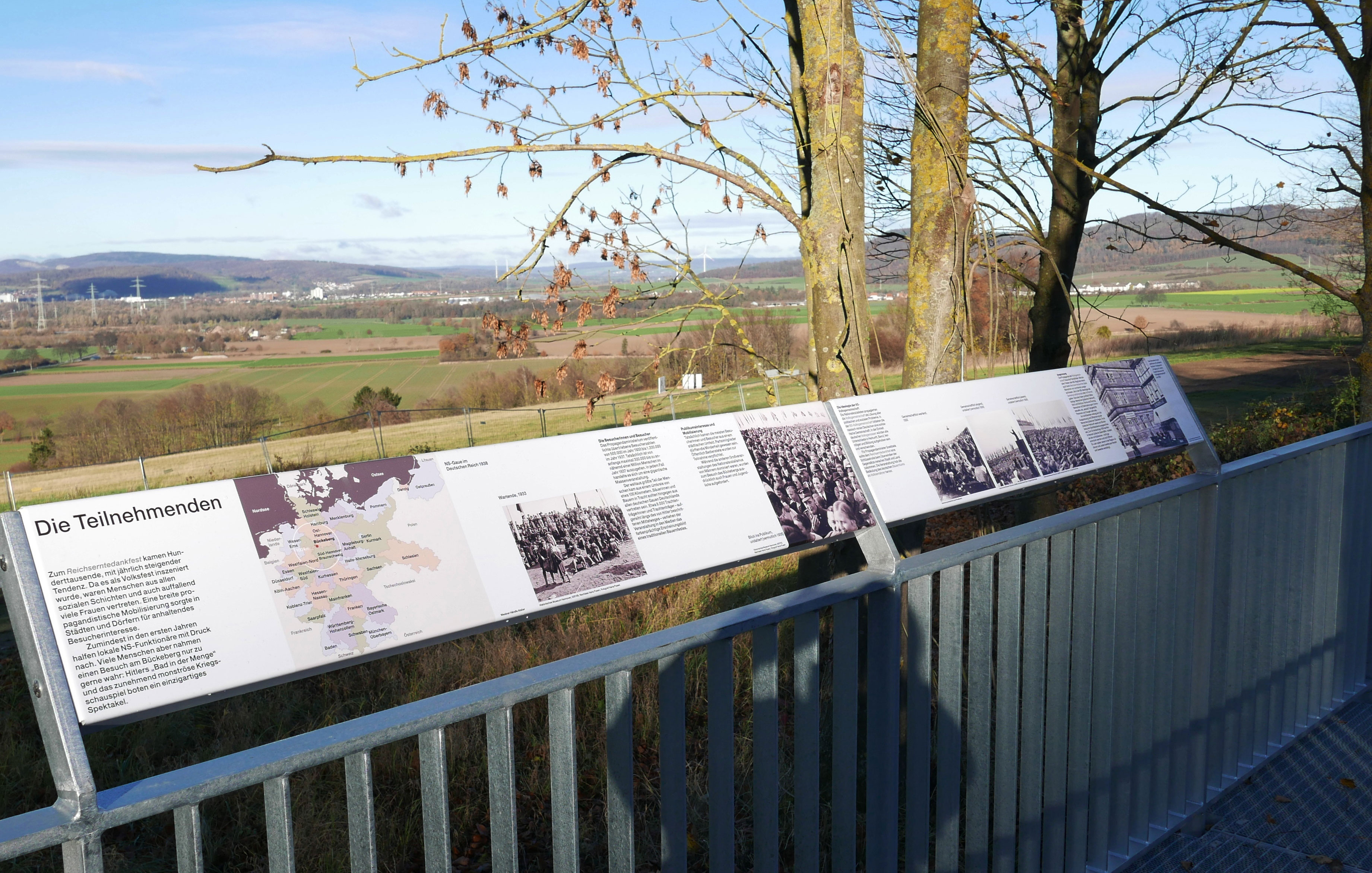 Infotafeln des Dokumentations- und Lernort Bückeberg mit Blick vom Bückeberg ins Weserbergland