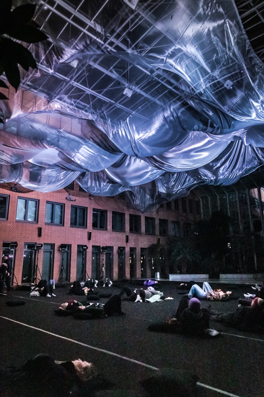 Impression der EVI Lichtungen 2024: Einder von Boris Acket in der Glashalle der Sparkasse