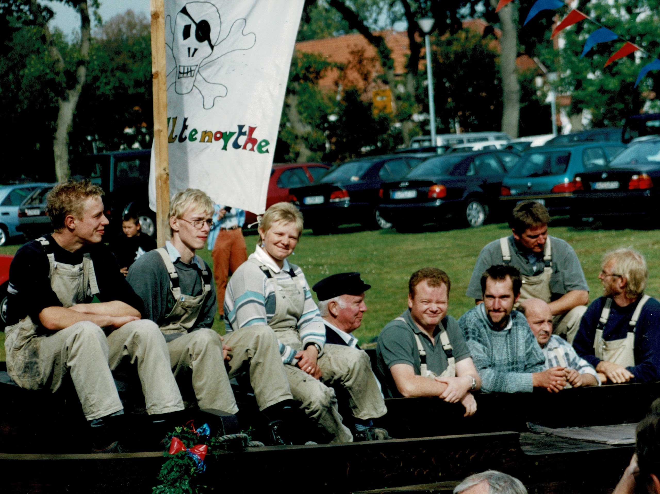 Die Bootserbauer*innen des Plattbodenschiffs Johanna 2002