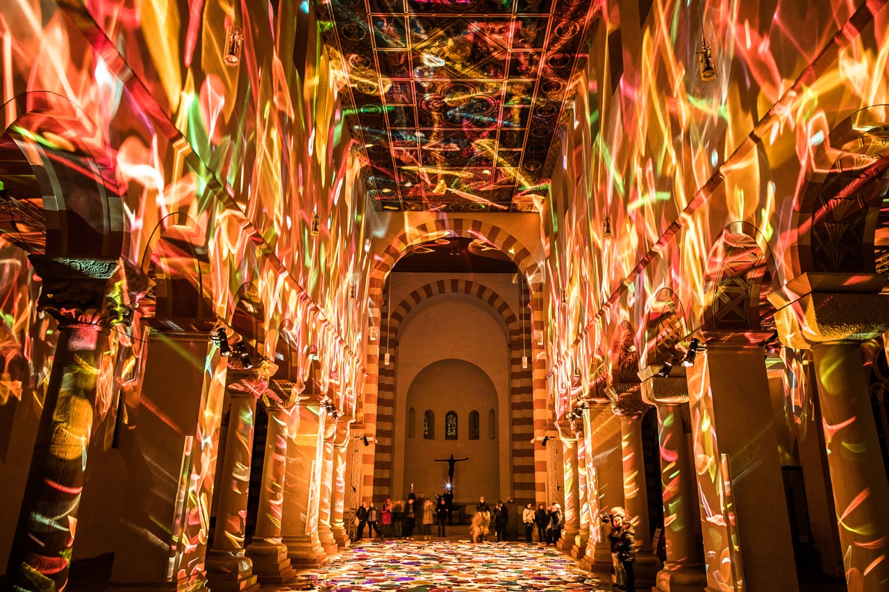 Impression der EVI Lichtungen 2024: Our Colour Reflection von Liz West in der St. Michaelis Kirche