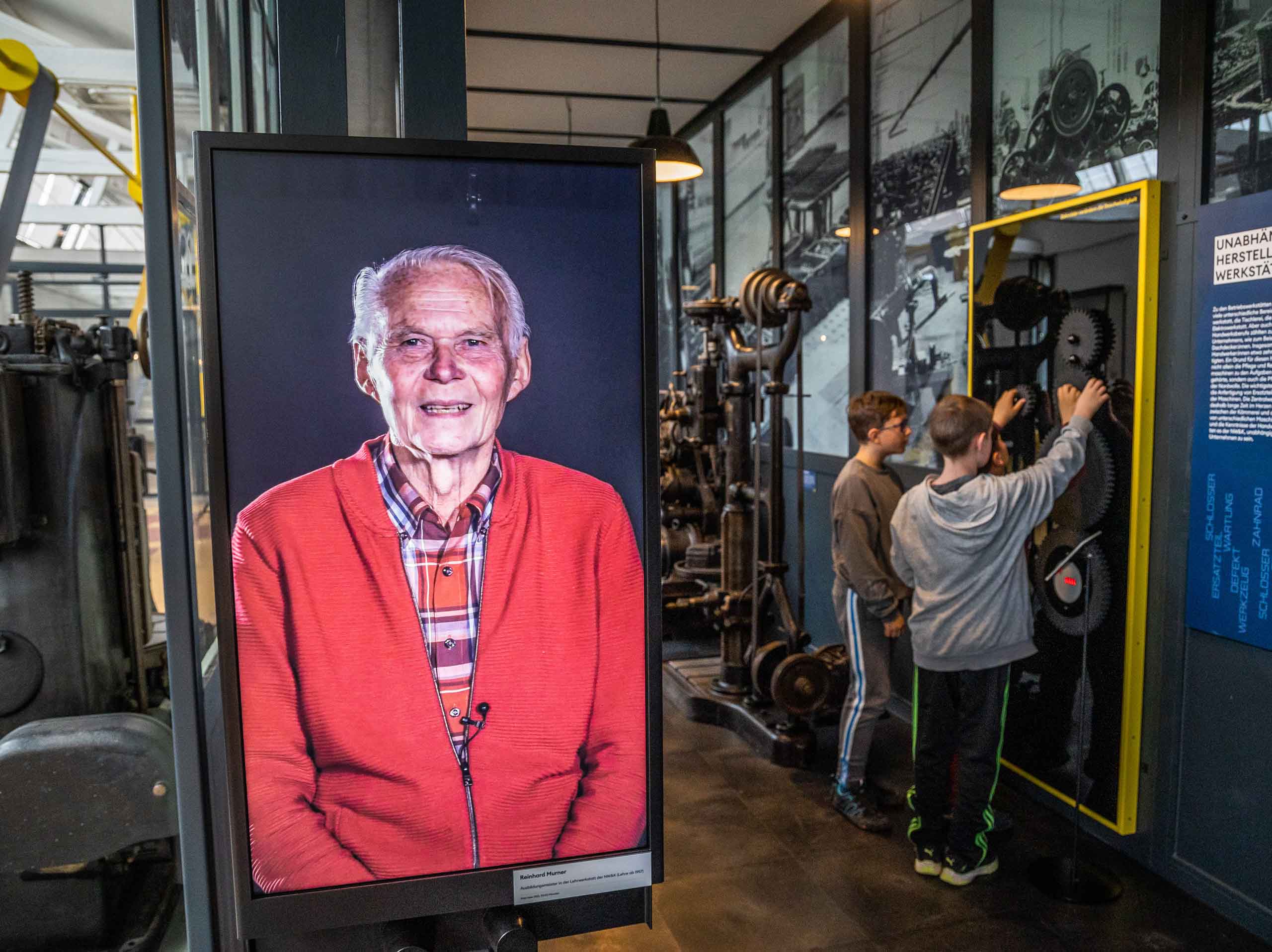 Impression der Dauerausstellung im Fabrikmuseum Delmenhorst: Ehemalige Mitarbeiter*innen geben Einblicke in die Arbeitswelt der Nordwolle