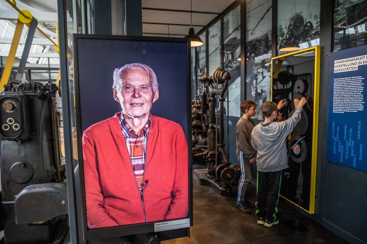 Impression der Dauerausstellung im Fabrikmuseum Delmenhorst: Ehemalige Mitarbeiter*innen geben Einblicke in die Arbeitswelt der Nordwolle