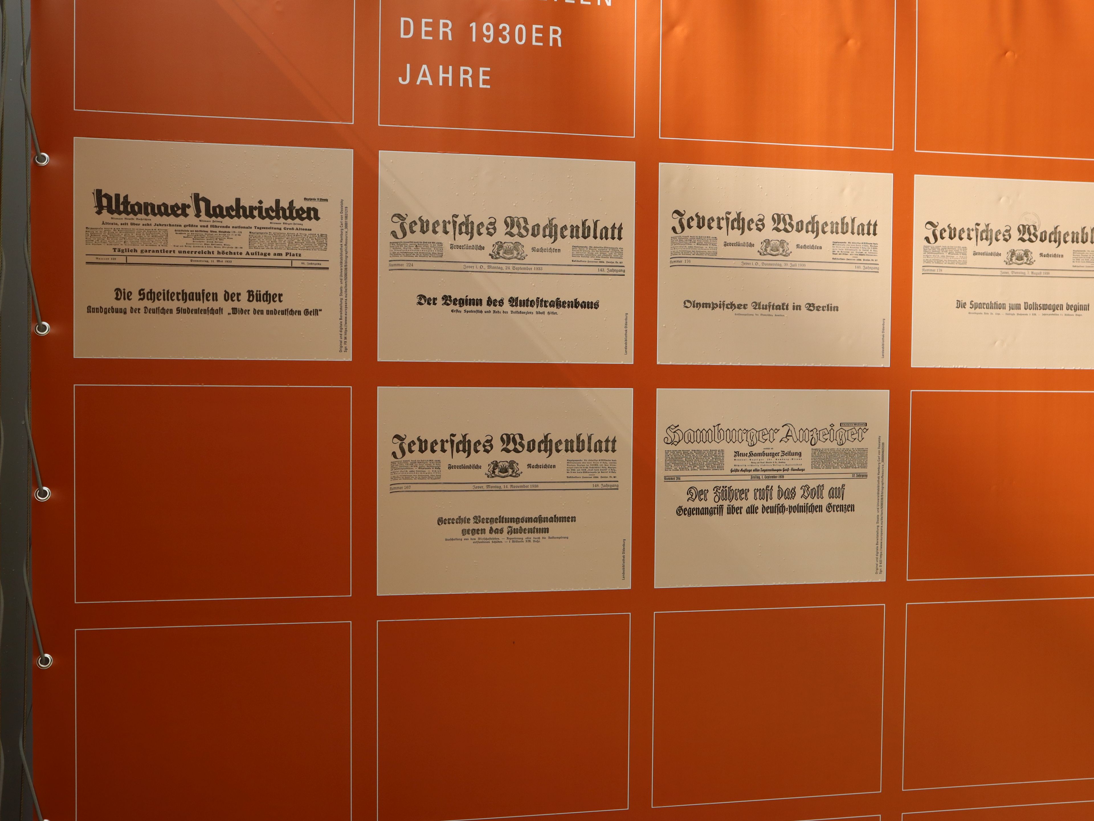 Historische Schlagzeilen in Zeitungen der 1930er Jahre in der Jubiläumsausstellung des Museumsdorfs Cloppenburg