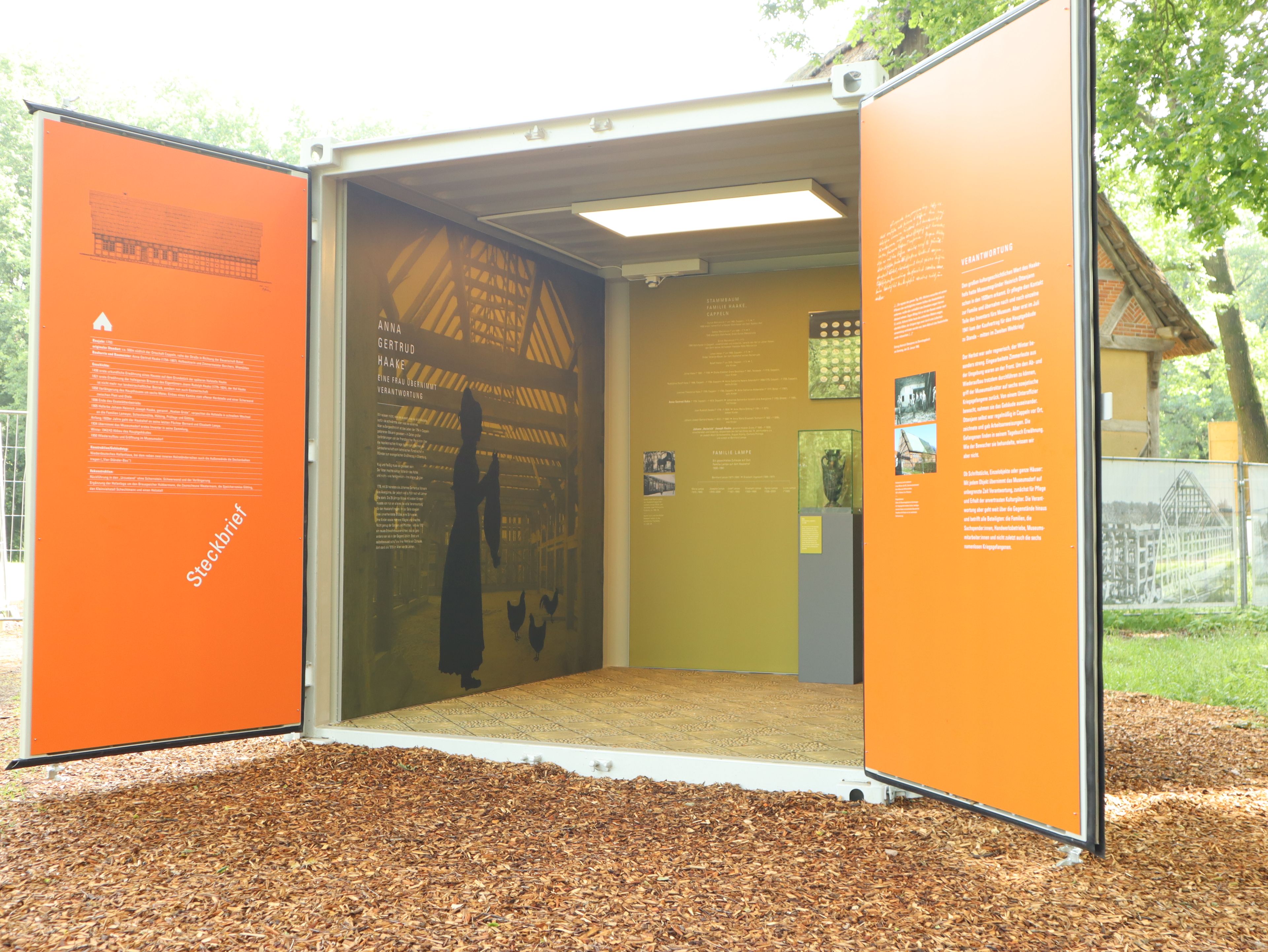 Einblick in eine Infobox der Jubiläumsausstellung des Museumsdorfs Cloppenburg