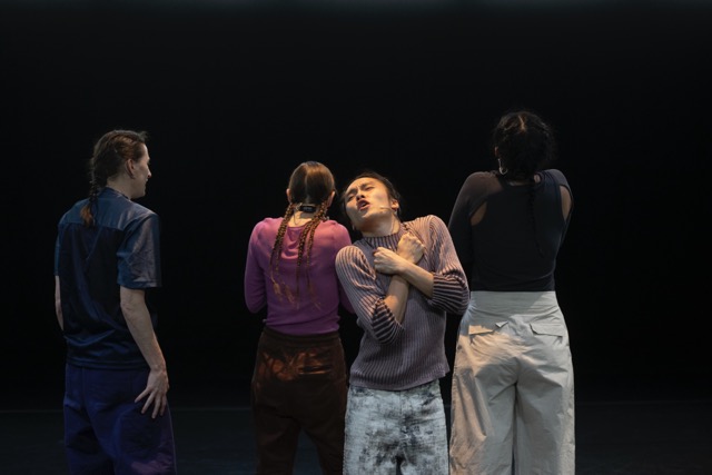 Impression der Produktion „Bodies in Rebellion” von Zufit Simon, auf dem Foto. Rückenansicht von li nach re: Zufit Simon, Dorota Michalak, Sunayana Shetty, Frontal: Cary Shiu