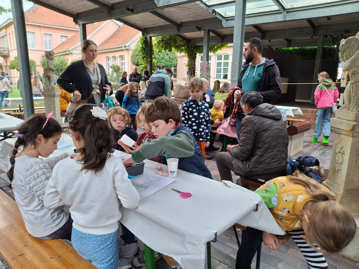Impression des Events ”Türen auf mit der Maus” im Museum Nienburg. Der Aktionstag „Türen auf mit der Maus“ findet jährlich am 3. Oktober statt und bietet Kindern, Familien und MausFans exklusive Einblicke in die Arbeit von Unternehmen, Behörden, Vereinen, Institutionen und vielen mehr.