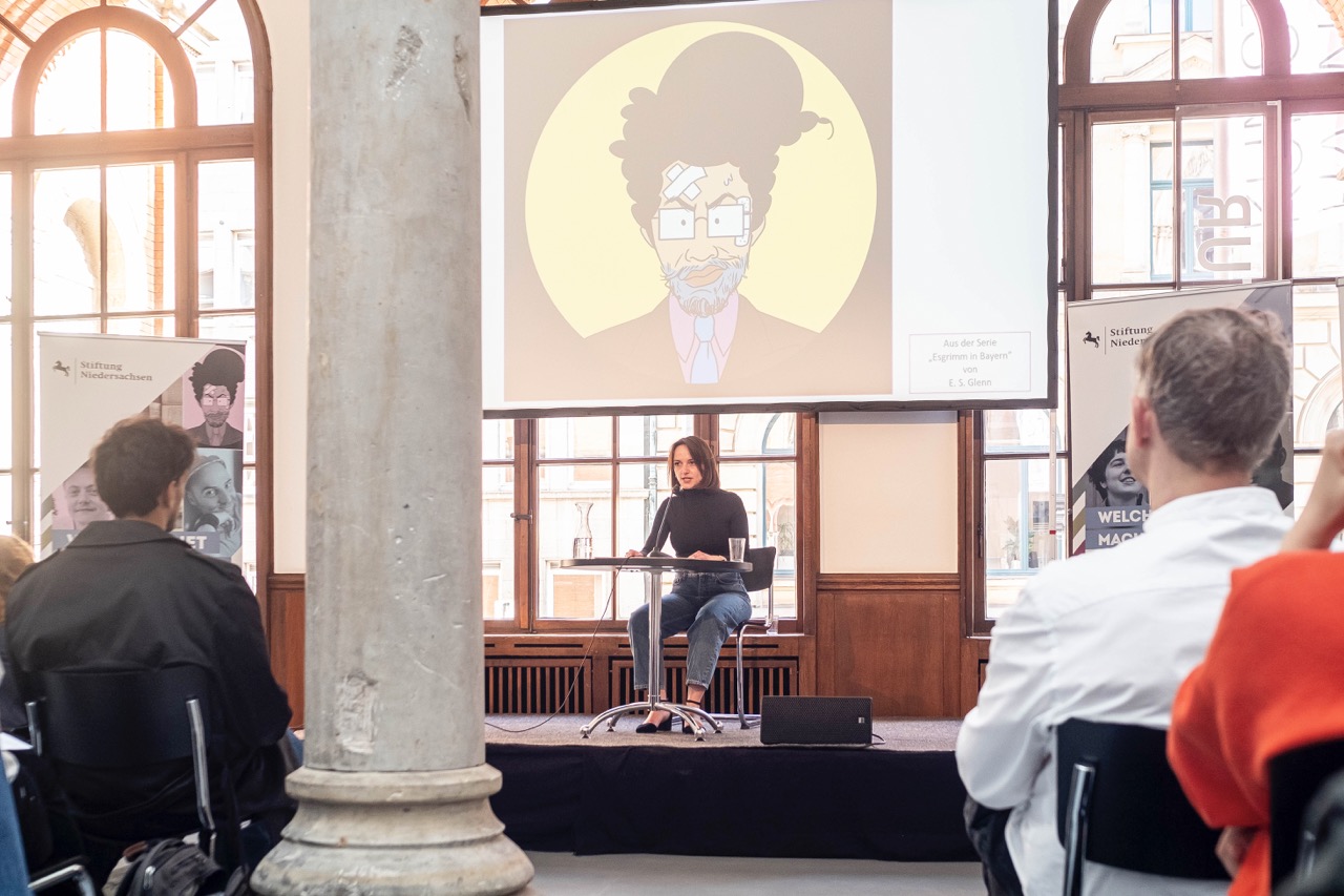 Impression des Comic-Festes „an|grenzen – Wort Bild Wort” am 26. April im Künstlerhaus Hannover<br/>Jehona Kicaj liest zu einer Zeichnung von E.S. Glenn