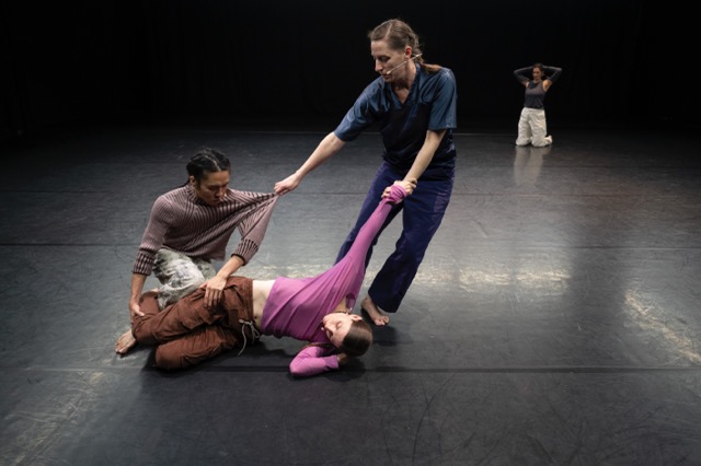 Impression der Produktion „Bodies in Rebellion” von Zufit Simon, auf dem Foto liegend: Dorota Michalak, kauernd links: Cary Shiu, stehend rechts: Zufit Simon, im Hintergrund knieend: Sunayana Shetty