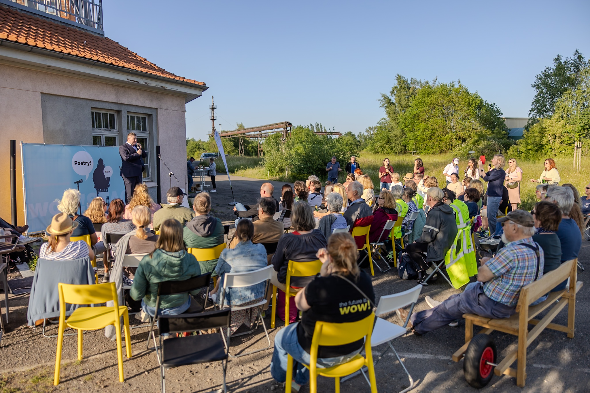 Impression eines PoetrySlams des PopUp Kulturbüros des wow!CLUBs draußen auf dem alten Hüttengelände in Ilsede