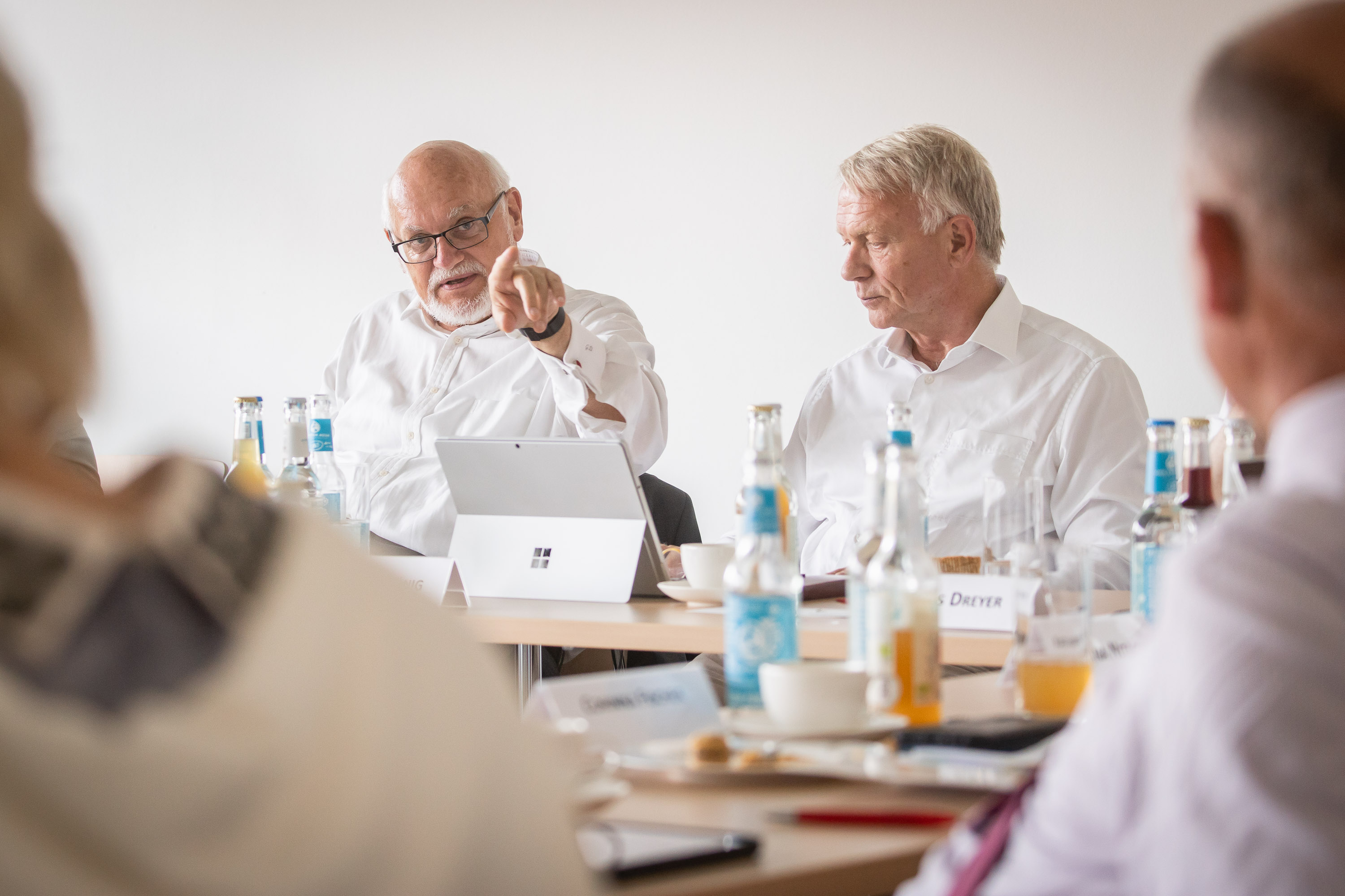 Impression der Sommersitzung des Senat der Stiftung Niedersachsen 2023 im Kunsthaus Göttingen. Auf dem Bild: Dr Gunter Dunkel, Präsident der Stiftung Niedersachsen und Jörg Waskönig, Schatzmeister