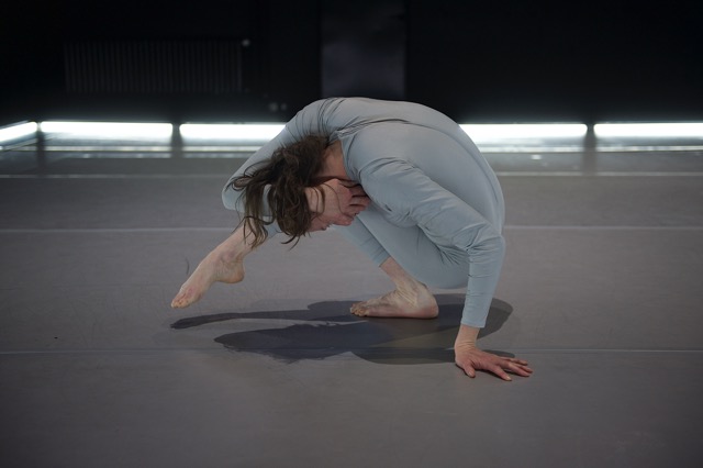 Impression der Produktion „Passable” von und mit Zufit Simon