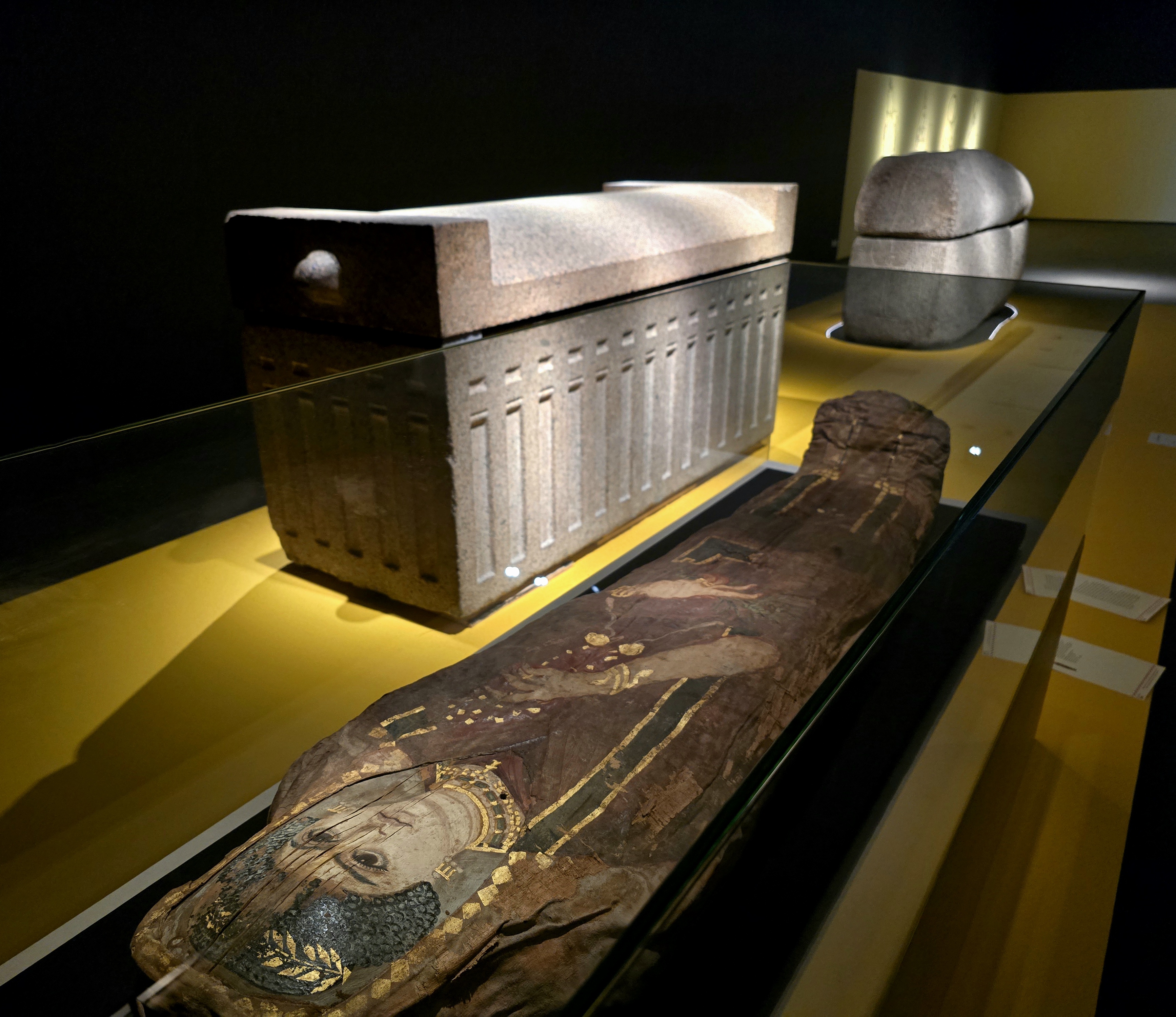 Einblick in die neue Ägypten-Dauerausstellung des RPM Museums Hildesheim mit der Mumienhülle mit dem Porträt einer Frau