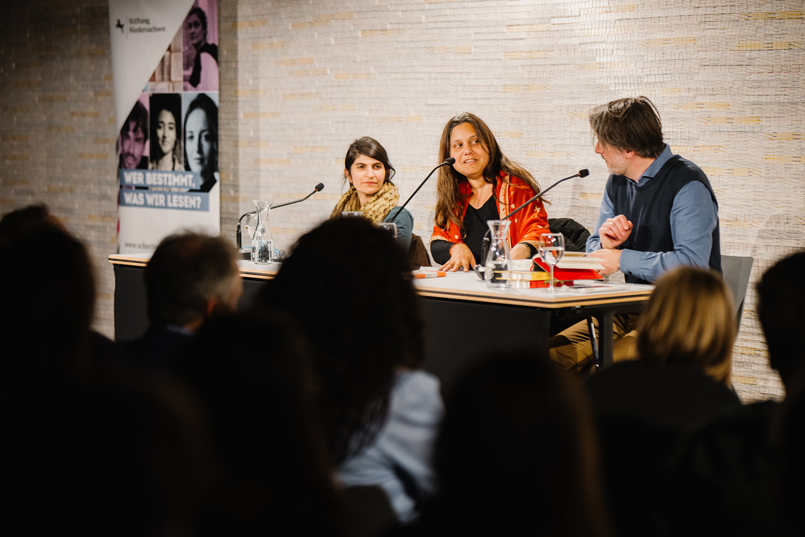 Impressionen SchreibZeit-Festival an|grenzen im April 2023 in Göttingen Lesungen und Gespräche mit Saša Stanišić und Shida Bazyar moderiert von Mithu Sanyal 