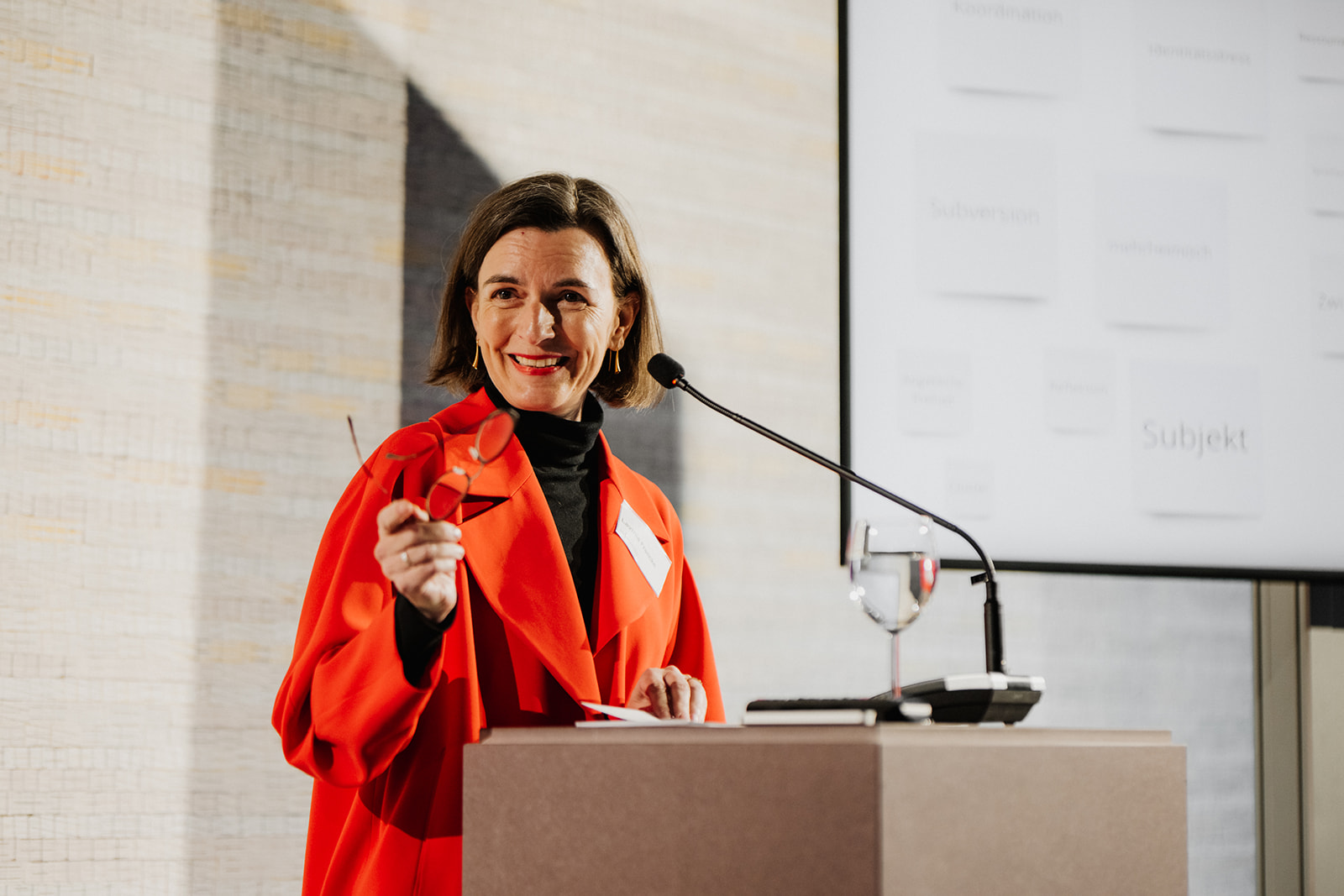 Impressionen SchreibZeit-Festival an|grenzen im April 2023 in Göttingen Die Generalsekretärin der Stiftung Niedersachsen, Lavinia Francke, bei der Eröffnung. | ©<br/>